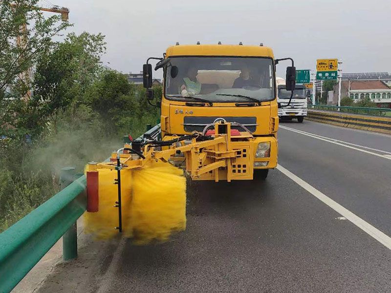 波形護欄清洗（xǐ）作業（yè）