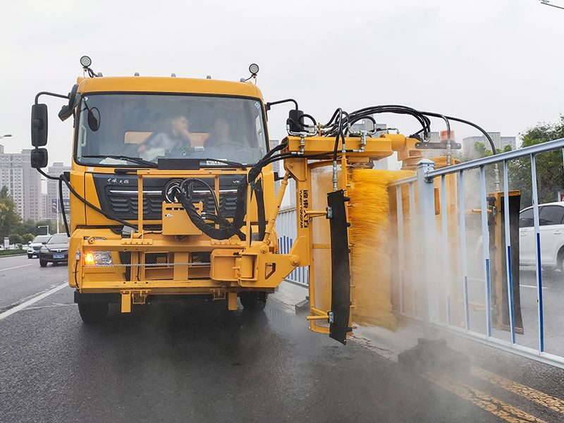 城市護（hù）欄清洗作業